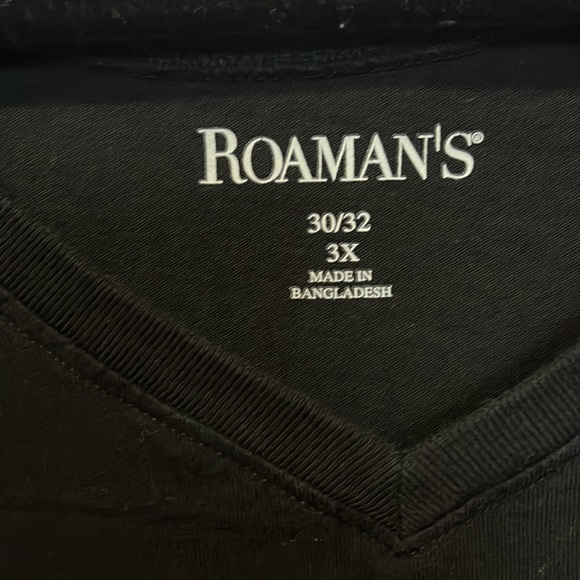 5/25🔥 Plus size black vneck tee - Picture 2 of 5